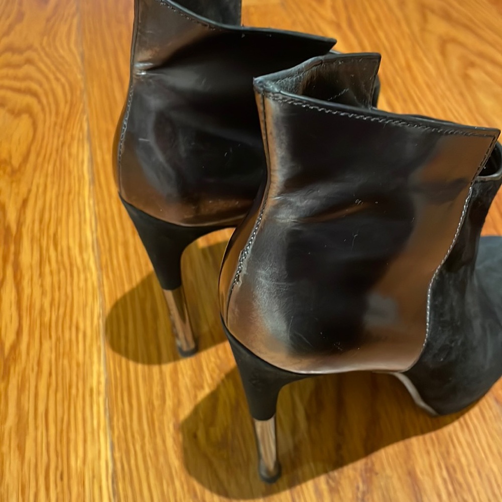 Sigerson Morrison size 6.5 suede bootie